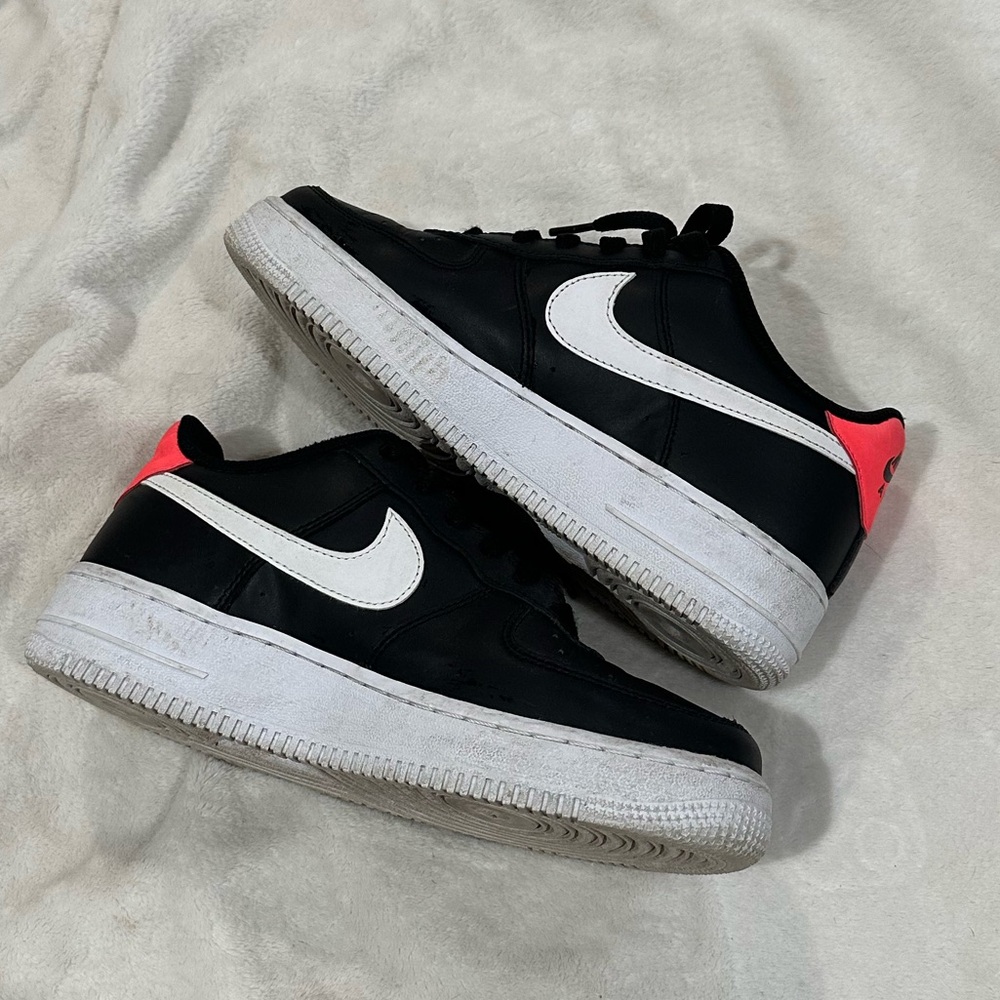 Nike Air Force 1 '07 WW Worldwide Black/White-Flash Crimson (CK7648 001)